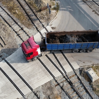 Gotowy przejazd kolejowy dla pojazdów ciężkich w tym dla wózka specjalnego o DMC=80 ton.